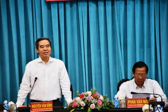 Đồng chí Nguyễn Văn Bình phát biểu tại buổi làm việc.