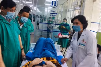 Các chuyên gia thăm hỏi sức khỏe bệnh nhân 91 tại Bệnh viện Chợ Rẫy.