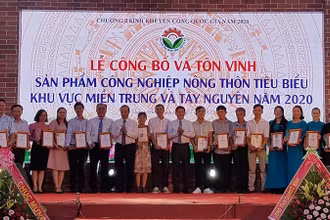 Lãnh đạo Bộ Công thương trao chứng nhận sản phẩm công nghiệp nông thôn tiêu biểu miền trung- Tây Nguyên cho các doanh nghiệp, cá nhân.