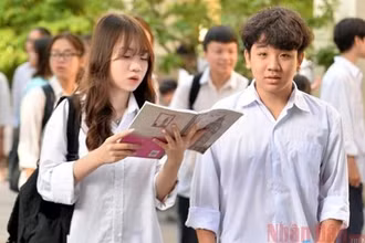 Ngay từ sáng sớm, tại điểm thi Trường THPT Đoàn Kết - Hai Bà Trưng (quận Hai Bà Trưng), nhiều thí sinh đã có mặt để chuẩn bị cho buổi thi đầu tiên.