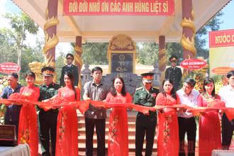 Nghi thức cắt băng khánh thành Nhà tưởng niệm
