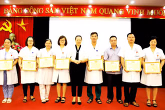 Lãnh đạo Sở Y tế Lào Cai khen thưởng đột xuất kíp bác sĩ, nhân viên y tế cứu sống sản phụ nguy kịch.