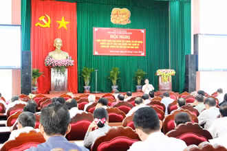 Quang cảnh Hội nghị trực tuyến kỹ năng người phát ngôn điểm cầu hội trường Tỉnh ủy Vĩnh Long, sáng 28-7.