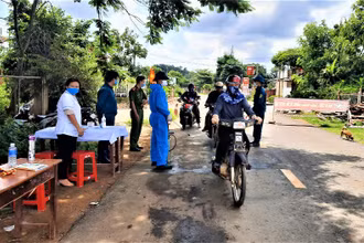 Cách ly khu vực có người mắc bệnh bạch hầu để phòng, chống dịch lây lan trong cộng đồng.