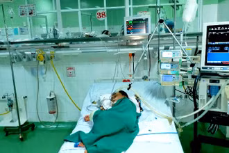Hiện tại bệnh nhi đang được tích cực điều trị, lọc máu. (Ảnh: HỮU HỘI)