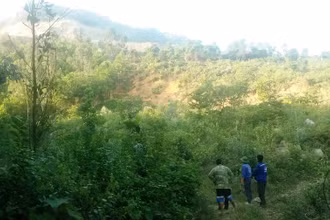 Sạt lở tại chân bãi thải mỏ than Minh Tiến đang đe dọa tính mạng năm hộ dân ở phía dưới.