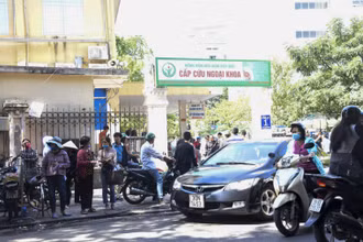 Phố Phủ Doãn thường xuyên ùn tắc, giao thông lộn xộn.