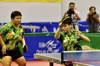 Cặp đôi Mai Hoàng Mỹ Trang- Nguyễn Bạch Thanh Thư giành thắng lợi dễ dàng 3-0 để giành chức vô địch đôi nữ. (ẢNH: DUY LINH)