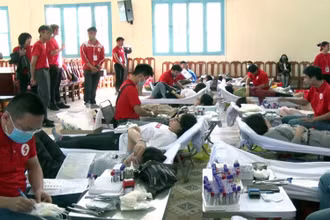 Đông đảo nhân dân TP Đà Lạt tham gia hiến máu tình nguyện.