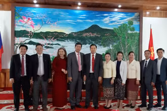 Đoàn đại biểu Tổng Lãnh sự Việt Nam tại Luang Prabang cùng lãnh đạo, cán bộ tỉnh Phongsaly.