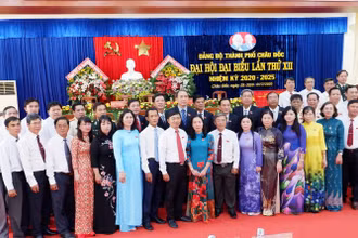 Ban Chấp hành Đảng bộ TP Châu Đốc nhiệm kỳ 2020-2025 ra mắt đại biểu.