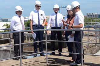 Lãnh đạo tỉnh Bà Rịa - Vũng Tàu và nhiều khách mời tham quan nhà máy sau lễ khánh thành ngày 2-7 vừa qua.