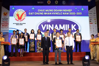  Giám đốc Đối ngoại Công ty Vinamilk Đỗ Thanh Tuấn, nhận giấy chứng nhận Hàng Việt Nam chất lượng cao lần thứ 24.