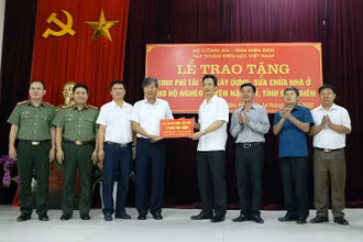 Đại diện lãnh đạo Bộ Công an, Tập đoàn Điện lực Việt Nam trao 30 tỷ đồng cho huyện Nậm Pồ.