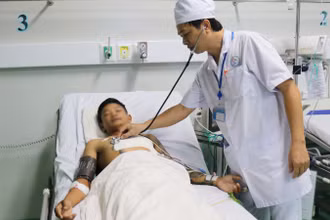Bệnh nhân Dương Hải Cường đang được các bác sĩ theo dõi, điều trị đặc biệt sau ca phẫu thuật thành công .