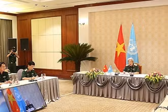 Thượng tướng Nguyễn Chí Vịnh và đại diện lãnh đạo một số đơn vị trong quân đội tham dự buổi Hội đàm trực tuyến.