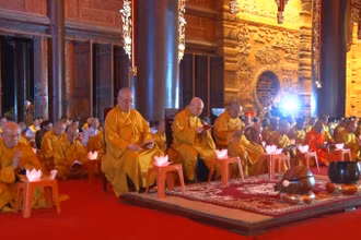 Các tăng ni, phật tử cầu quốc thái, dân an, tri ân các anh hùng liệt sĩ tại chùa Tam Chúc, tỉnh Hà Nam.