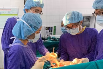 Các bác sĩ phẫu thuật kịp thời cho bệnh nhân. 