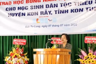 Đồng chí Trương Mỹ Hoa, nguyên Phó Chủ tịch nước, Chủ tịch Quỹ học bổng Vừ A Dính phát biểu tại buổi lễ.