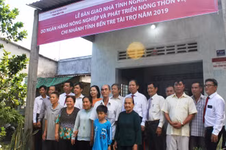 Lãnh đạo chính quyền địa phương và Agribank chi nhánh Bến Tre bàn giao nhà tình nghĩa cho gia đình ông Hồ Ngọc Khoa.