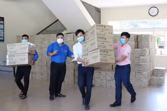 Trao tặng khẩu trang cho các đơn vị.