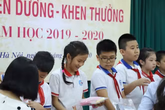 Cần tránh lạm dụng giấy khen trong khen thưởng cho học sinh (Ảnh minh hoạ)