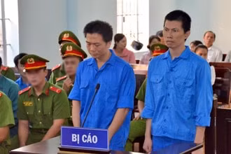 Lê Minh Sơn (trái) nguyên là cán bộ công an và Võ Ngọc Thiện tại phiên tòa xét xử vụ án “Lạm dụng chức vụ, quyền hạn chiếm đoạt tài sản”.