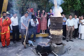 Các đại biểu, nghệ nhân nổi lửa, nấu đồng để đúc trống.