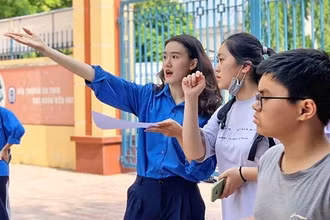 Tình nguyện viên quận Tây Hồ dẫn đường cho thí sinh vào phòng thi.