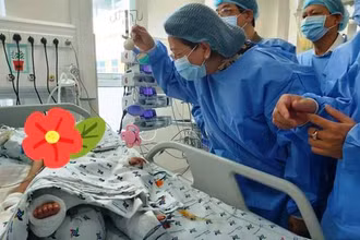 Phó Chủ tịch nước Đặng Thị Ngọc Thịnh thăm hai bé song Nhi. (Ảnh bệnh viện cung cấp) 