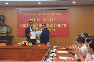 Đồng chí Phạm Minh Chính trao Quyết định cho đồng chí Huỳnh Tấn Việt tại buổi lễ.