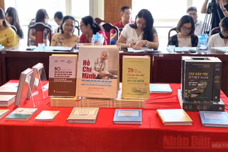Trưng bày một số cuốn sách tiêu biểu Kỷ niệm 130 năm Ngày sinh Chủ tịch Hồ Chí Minh.