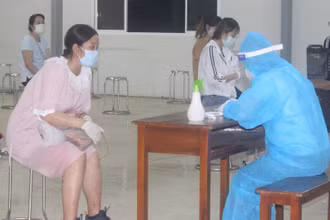 Nhân viên y tế điều tra dịch tễ đối với công dân trở về từ Đài Loan (Trung Quốc) vào tối 7-7. 