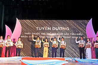 Các thầy thuốc trẻ xuất sắc, tiêu biểu của Thủ đô Hà Nội nhận Giải thưởng Đặng Thùy Trâm năm nay. 
