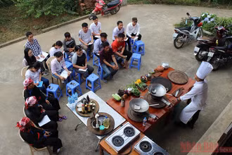 Lớp học nấu ăn do CRED tổ chức tại Bắc Hà. Ảnh: CRED.