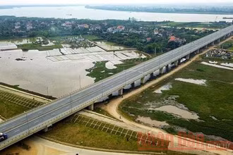 Cầu Hưng Hà bắc qua sông Hồng cùng tuyến đường dẫn hai đầu cầu dài gần 6,2 km được thông xe, đưa vào khai thác từ đầu năm 2019. 