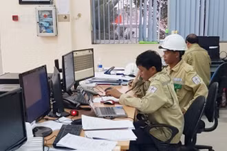 Công nhân TBA 220kV Trảng Bàng thao tác đóng điện.