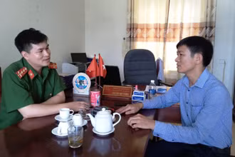 Trưởng Công an xã trao đổi với lãnh đạo xã Quảng Minh (TP Sầm Sơn) về phương án giữ gìn ANTT trên địa bàn.