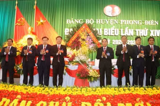 Phó Bí thư Thường trực Tỉnh ủy Bùi Thanh Hà thay mặt Ban Chấp hành Đảng bộ tỉnh phát biểu chỉ đạo, tặng hoa chúc mừng Đại hội.