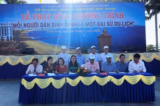 Các địa phương trong tỉnh Bình Định ký Bản cam kết triển khai các hoạt động của chương trình “Mỗi người dân Bình Định là một Đại sứ du lịch”.