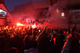 Đám đông đốt pháo sáng và hô vang cái tên Liverpool. 