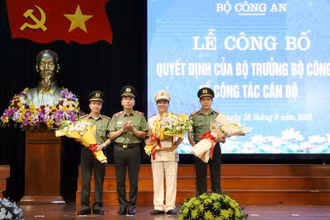 Thiếu tướng Trần Quốc Tỏ, Thứ trưởng Công an trao quyết định của Bộ trưởng Công an cho các tân Giám đốc Công an Hà Tĩnh, Nghệ An, Quảng Bình. Ảnh: VGP.