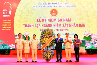 Bí thư Thành ủy Hà Nội Vương Đình Huệ chúc mừng Viện Kiểm sát nhân dân TP Hà Nội.