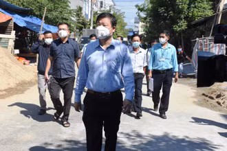 Đoàn công tác do Phó Viện trưởng Viện Vệ sinh Dịch tễ Trung ương PGS.TS Trần Như Dương kiểm tra tại tổ dân phố nơi bệnh nhân B. sinh sống.