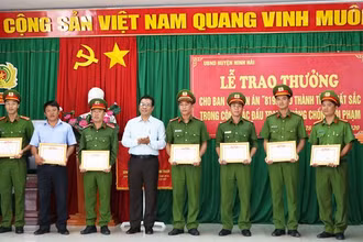 Chủ tịch UBND huyện Ninh Hải Nguyễn Thành Phú trao giấy khen, tặng hai tập thể và chín cá nhân có thành tích xuất sắc trong công tác phá vụ án tại xã Thanh Hải. 