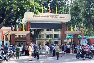 Lực lượng chức năng bảo đảm an ninh trật tự, an toàn giao thông tại điểm thi Trường THPT Cẩm Phả.