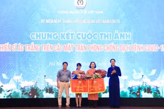 Ban tổ chức trao giải Đặc biệt và giải Nhất cho các tác giả đoạt giải.