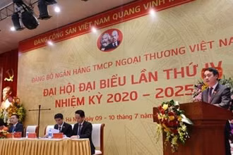 Chủ tịch HĐQT Vietcombank Nghiêm Xuân Thành phát biểu khai mạc Đại hội.