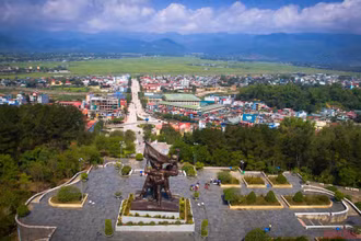 Tới Điện Biên, chắc chắn du khách không thể bỏ qua quần thể Di tích chiến trường Ðiện Biên Phủ. Đây là một quần thể các di tích lịch sử ghi lại chiến công của quân và dân Việt Nam trong cuộc kháng chiến anh dũng chống thực dân Pháp xâm lược.
