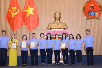 Trao các giải thưởng cho các tập thể, cá nhân tham dự cuộc thi. (Ảnh: PHẠM TÌNH)